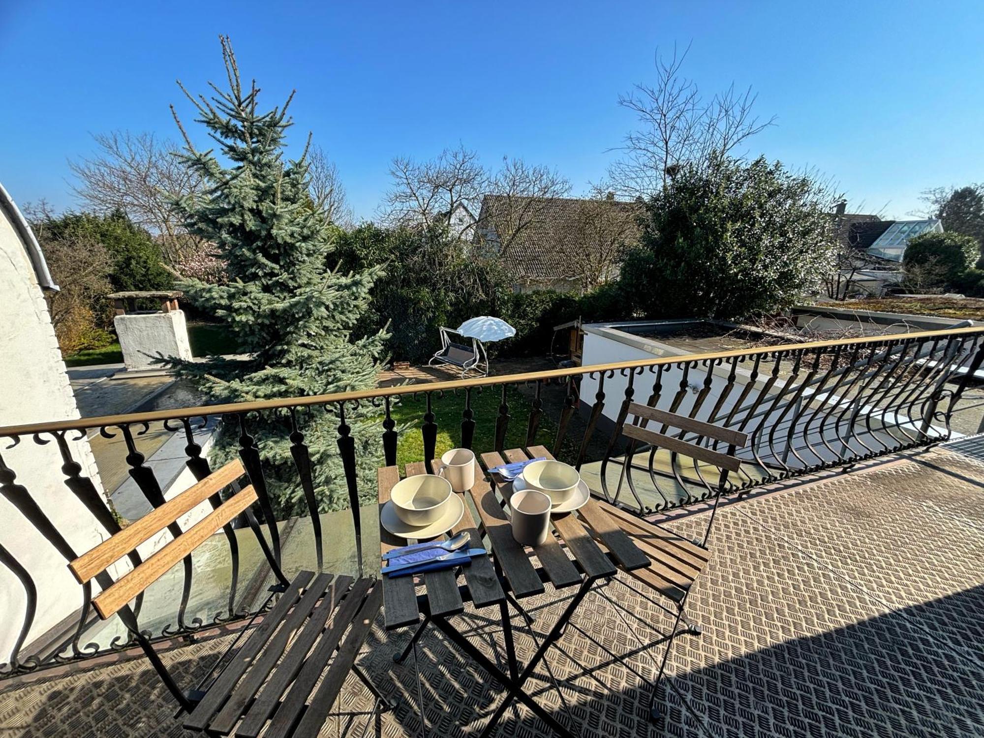 Quiet Garden-view Apartment *